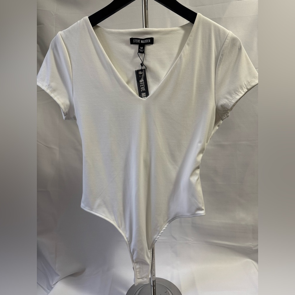 New  Steve Madden Classic White Short Sleeve V-Neck Bodysuit